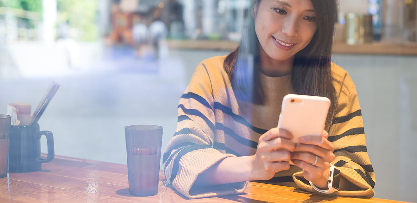 Women buying on a mobile