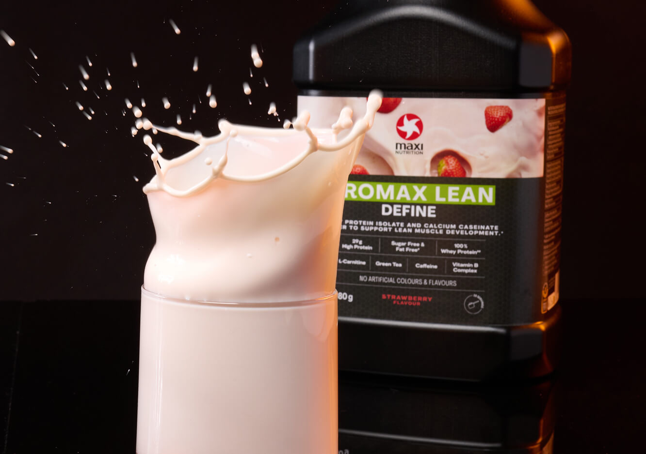 MaxiNutrition drink splashing